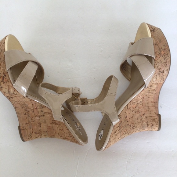 GUESS CORK WEDGE STRAPPY PLATFORM SANDALS SIZE 8.5 - Picture 13 of 16
